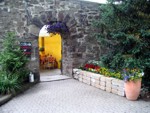 Kleine Gartenkneipe (oder so) direkt an der Stadtmauer