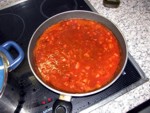 Mit Tomatensaft und Gewürzen verrührt